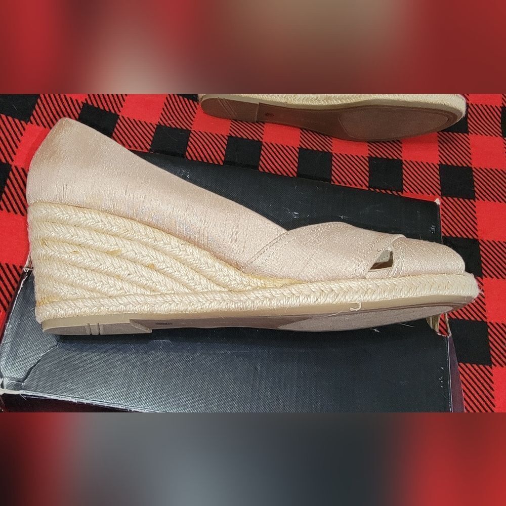 #240 Liz Claiborne peep toe tan colored wedges - Size: 10M - Picture 5 of 8